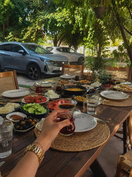 Sizde pazar kahvaltısı kaç saat sürüyor, masadan nasıl kalkabiliyorsunuz?