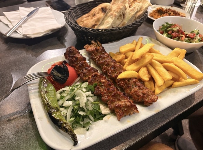 Kebabın yanında patates kızartması olur mu?