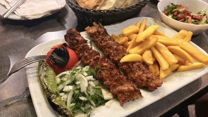 Kebabın yanında patates kızartması olur mu?