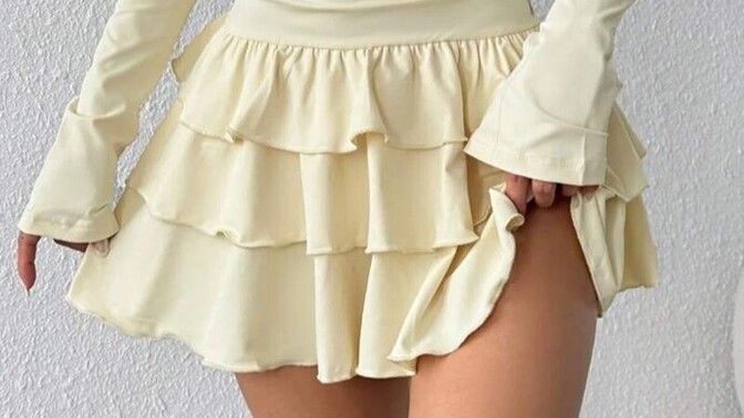 Bu elbise ile beyaz çorap kombin olur mu, sizce uyumlu mu durur?