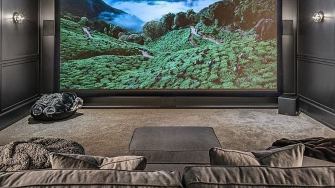 Evinde olmasını daha çok isteyeceğin şey sinema salonu mu yoksa olimpik yüzme havuzu mu?