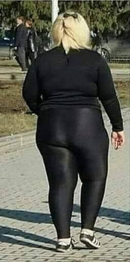 Bazı kadınlar kendisine yakışmayan şeyleri giymekte neden ısrar eder?