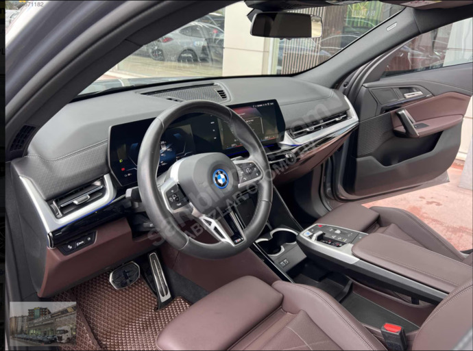 Kızların gözünde hangisi daha havalı: MG 7 Red Edition mı BMW iX2 M Sport mu?