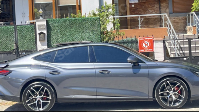 Kızların gözünde hangisi daha havalı: MG 7 Red Edition mı BMW iX2 M Sport mu?