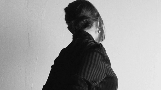 “Kimseye ihtiyacım yok” diyen gerçekten güçlü müdür, yoksa ördüğü duvarların ardında ruhunu mu koruyordur?