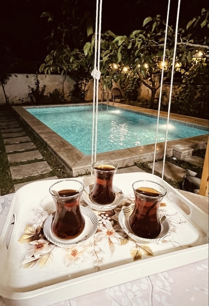 Havuzlu villam hangi fotoğrafta daha gerçekçi ve doğal duruyor?