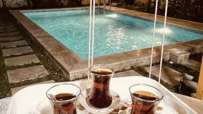 Havuzlu villam hangi fotoğrafta daha gerçekçi ve doğal duruyor?