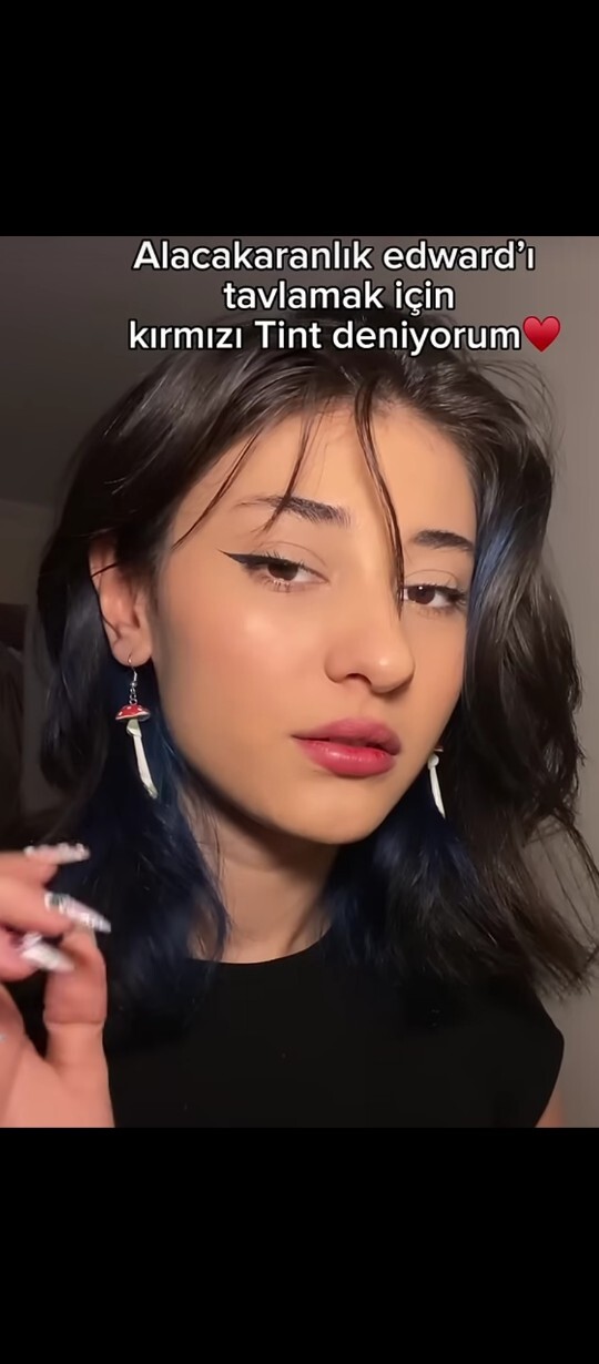 Kırmızı ruj bağımlısı 💄 o kız sen misin?