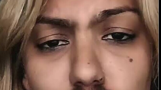 Bıyıklı kızlar çekici mi?