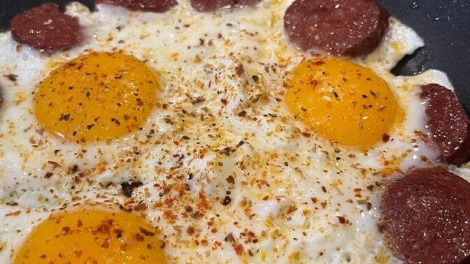 Haşlanmış yumurta mı sucuklu yumurta mı?