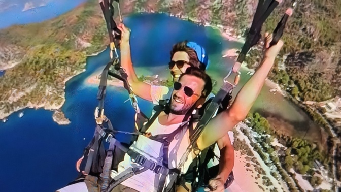 İnsanı gerçekten mutlu eden şey güvenli ve düzenli bir hayat mı, yoksa böyle hiç planlanmamış anların peşinden gitmek mi? ?