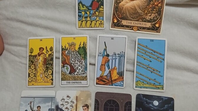 Ona karşı ne hissediyor tarot falı bakan var mı?