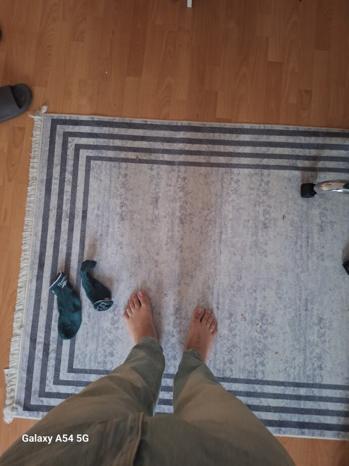 Baldızlara misafirliğe giderken çorap giymek mi daha iyi çorapsız mı?