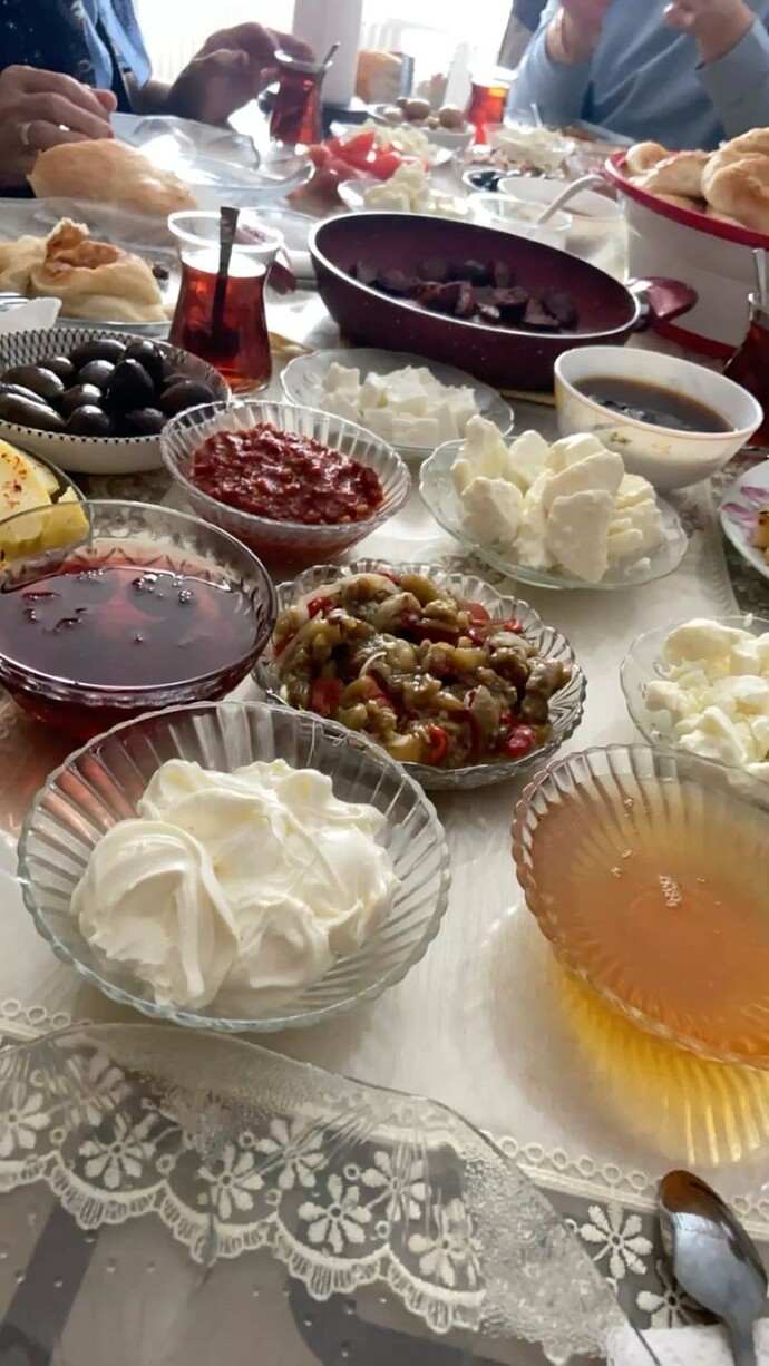 Günaydınlar keyifli pazarlar diliyorum 🦋💐 kalabalık sofraları sever misiniz?