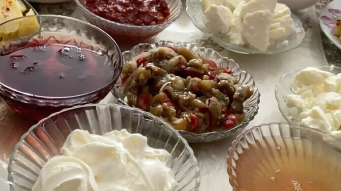 Günaydınlar keyifli pazarlar diliyorum 🦋💐 kalabalık sofraları sever misiniz?