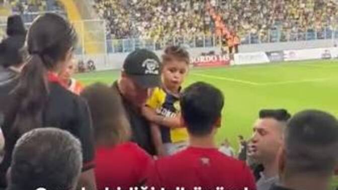 Maçı seyreden minik taraftarın Fenerbahçe formasının tepkiler üzerine çıkartılması için ne düşünüyorsunuz?