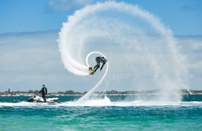 Eşinizin veya sevgilinizin flyboard spin hareketi yapması sizi kıskandırır mı?