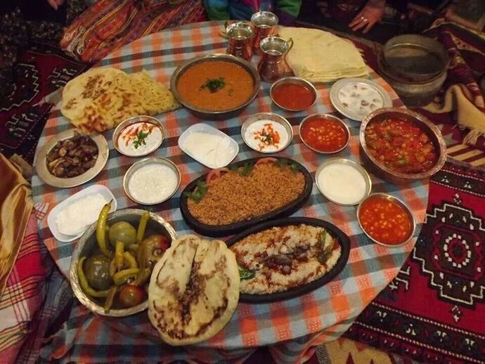 Yer sofrasını mı tercih edersiniz masada mı oturursunuz?