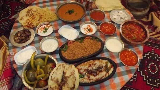 Yer sofrasını mı tercih edersiniz masada mı oturursunuz?