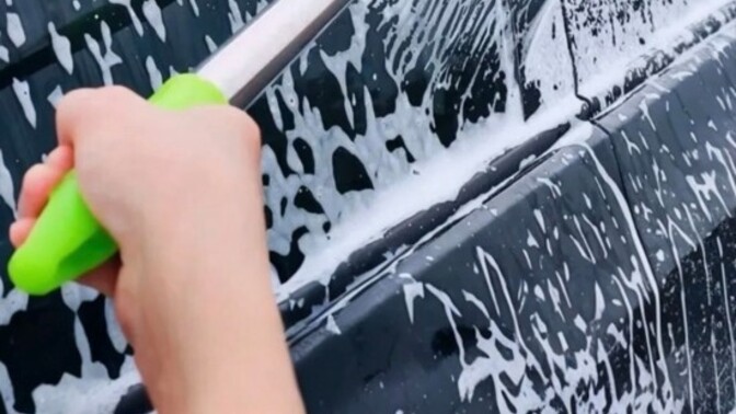 Araba yıkamak için sünger mi daha iyi yoksa fırça mı?
