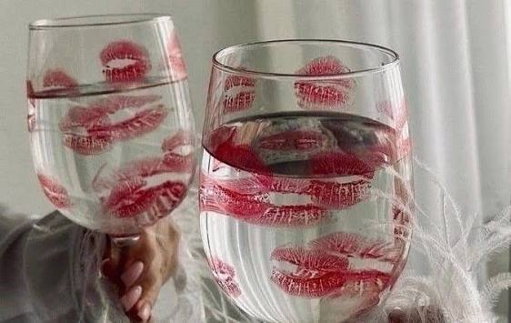 Sevgilinle aynı bardaktan su içer misin?