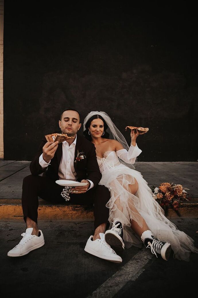Evlilik hazırlığı yaptığınızı düşünün 🤍🖤💍 Düğünde hangi şarkı olmazsa olmaz sizin için? 🎶