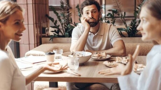 Arkadaş ortamında dışlandığınızı hissedince tepkiniz ne oluyor, sessizce uzaklaşır mısınız yoksa hesap sorar mısınız?