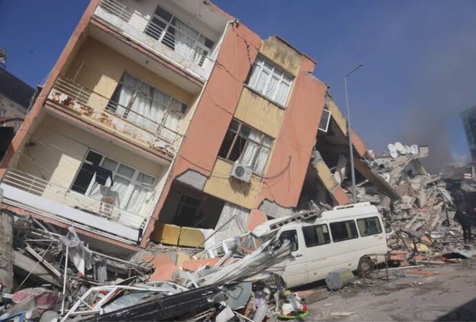 Deprem de binaların evlerin yıkılmasında asıl suçlu kim sizce?