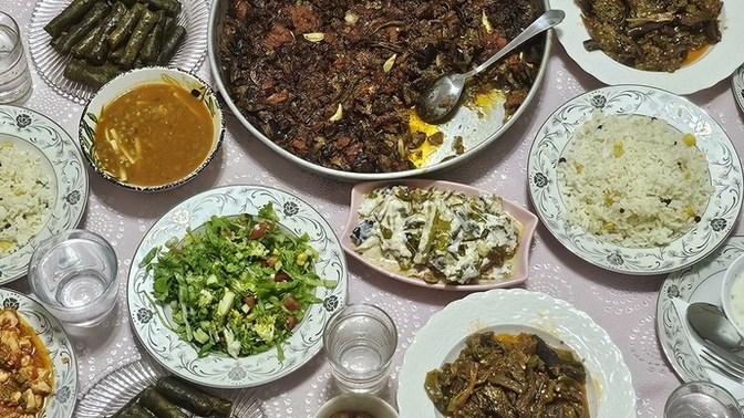 Yemek yedim sofrayı toplaması için karşı komşuyu bekliyorum sizce yardıma gelir mi?