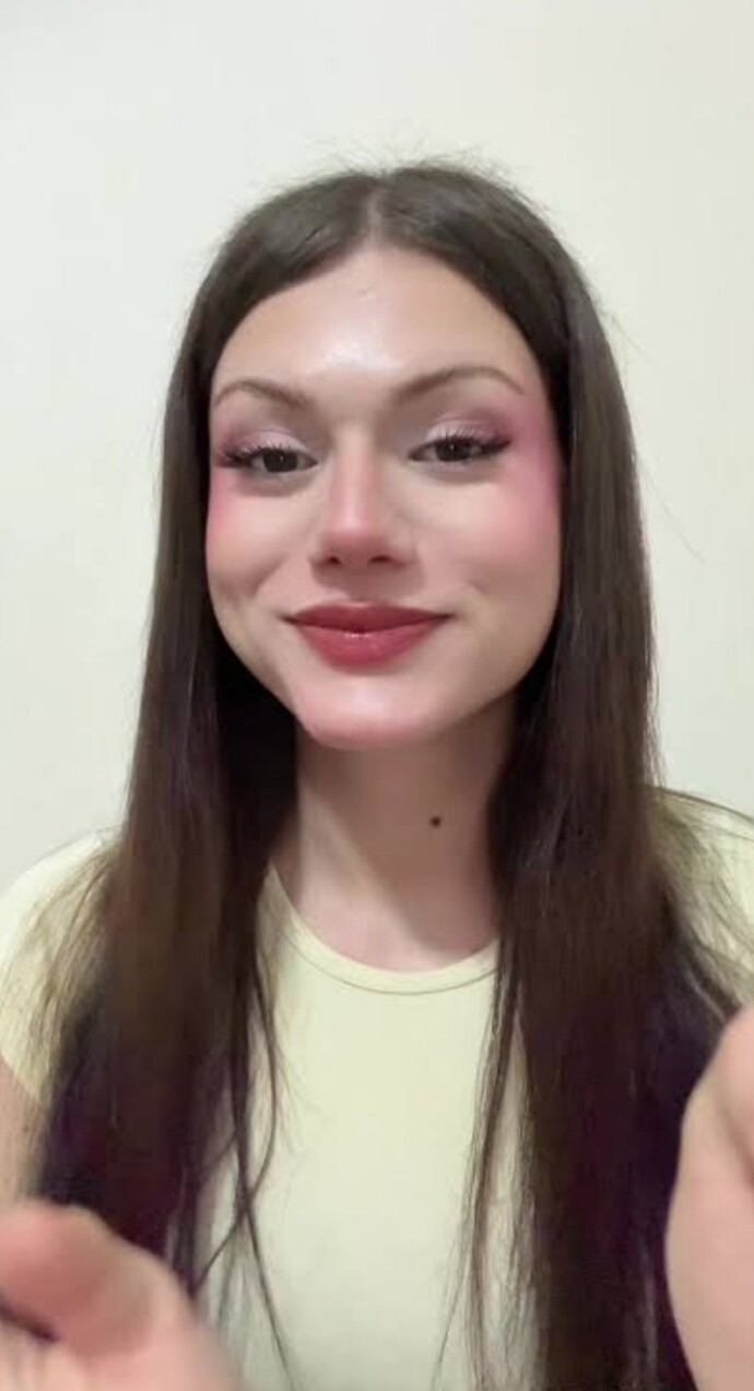 Sizce Ayda Belenoğlu mu, Mika Raun mu daha güzel?