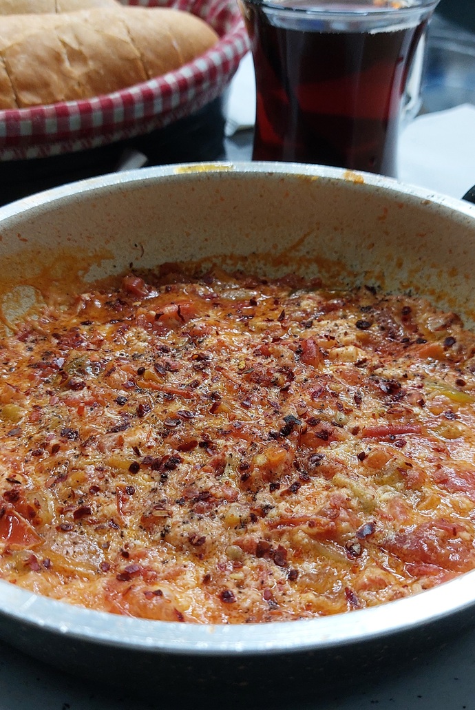 Öğle yemeğinde menemen yer miyiz?
