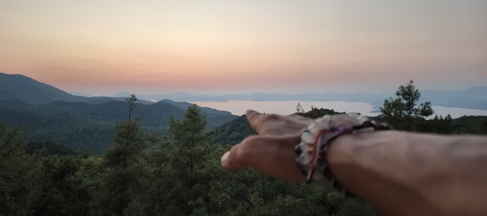 Güzel kadınların bu kadar bol olduğu hayatta erkekler tek bir kadınla ömür boyu mutlu kalabiliyor mu?