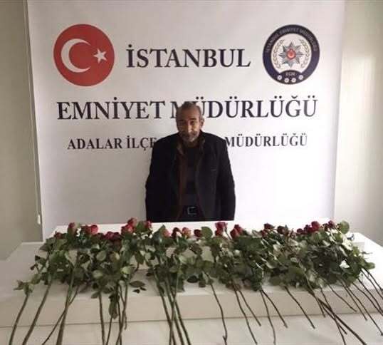 Sokakta gül satıcısı olsam benden gül alır mıydın?