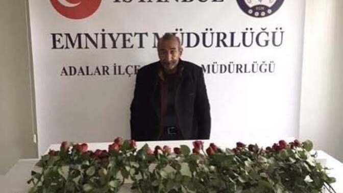 Sokakta gül satıcısı olsam benden gül alır mıydın?