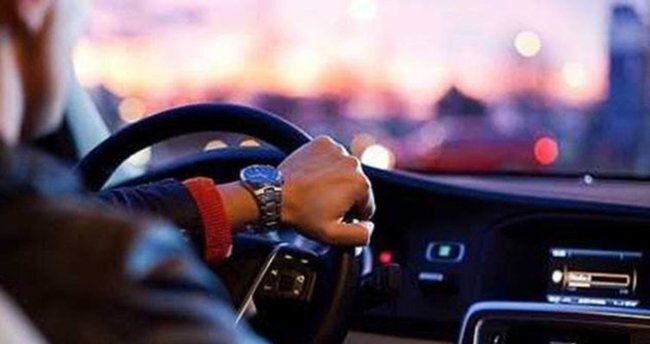 Araba kullanırken sizi sollayan birisine inat hız yapar mısınız?