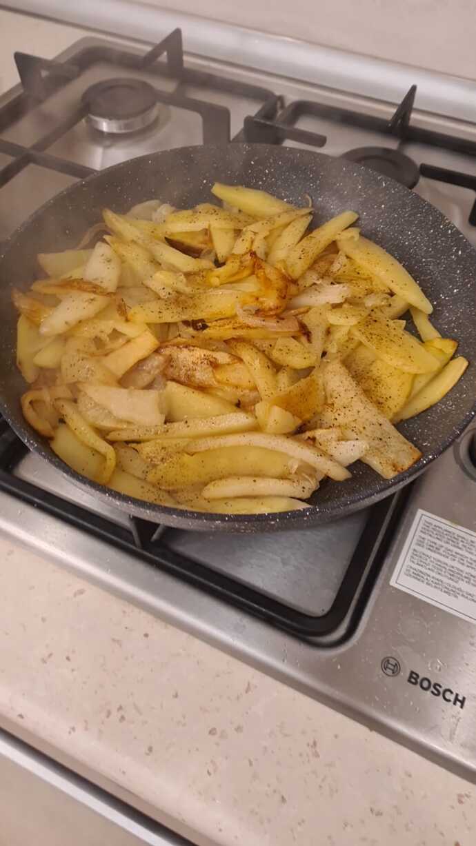 Patates kızartıyorum fırında da tavuk var. Üşendim başka yapmayacağım 😀