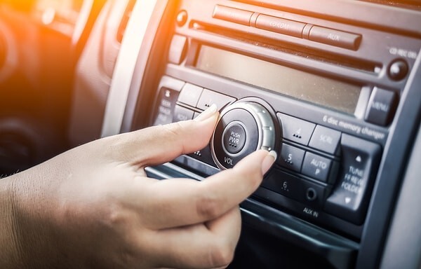 Araba yolculuğunda yüksek ses müzik mi daha keyifli yoksa sessizlik mi?
