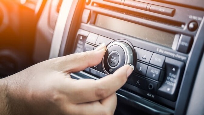 Araba yolculuğunda yüksek ses müzik mi daha keyifli yoksa sessizlik mi?