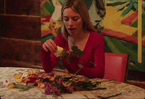 Ben çiçek sevmiyorum diyen kadın gerçekten sevmiyor mudur, yoksa kötü sürprizlerden mi bıkmıştır? 🌸💔