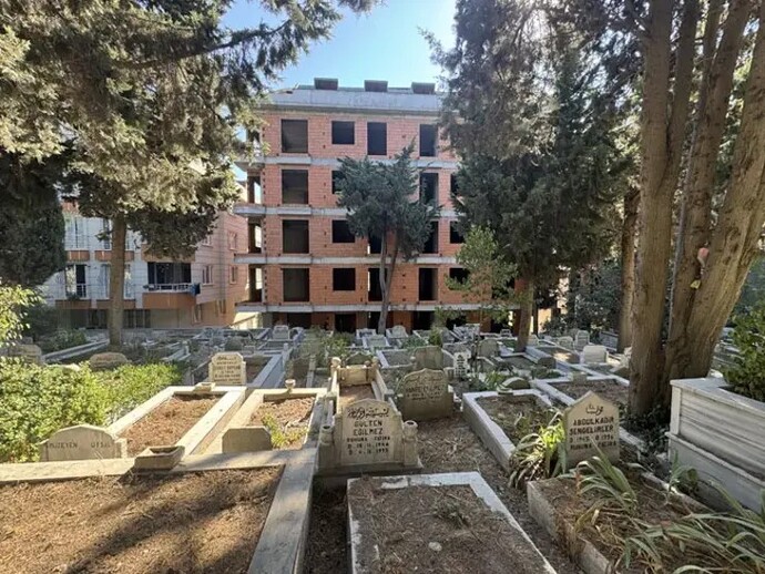 Mezarlığa sıfır bir evde yaşayabilir misin?