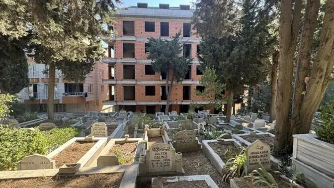 Mezarlığa sıfır bir evde yaşayabilir misin?