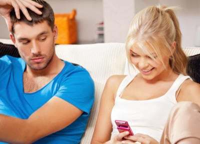 Sevgilinizin telefonunu karıştırmak sizce hak mı, güvensizlik belirtisi mi?
