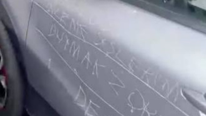 Gece evinden inleme sesi geliyor diye aracını çizdiler. Sizin de seslerinden rahatsız olduğunuz komşularınız var mı?