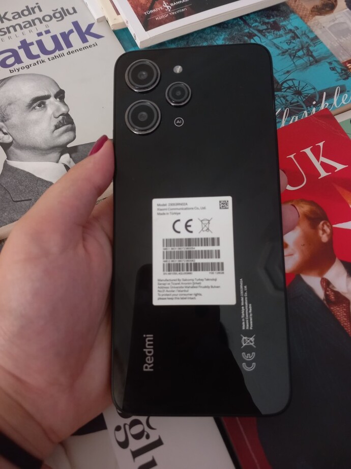 Ekranı kırık ve kendı kendıne bıryerlere gıren hiç calısmayan redmi 12 telefonum var kaça satabılırım bunu telefoncu arkadaslar?