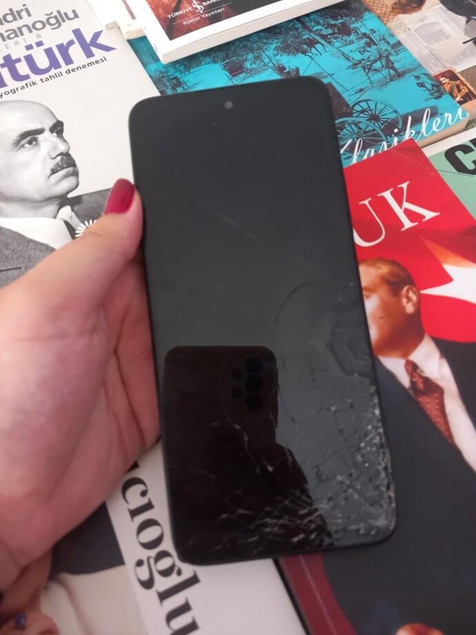Ekranı kırık ve kendı kendıne bıryerlere gıren hiç calısmayan redmi 12 telefonum var kaça satabılırım bunu telefoncu arkadaslar?