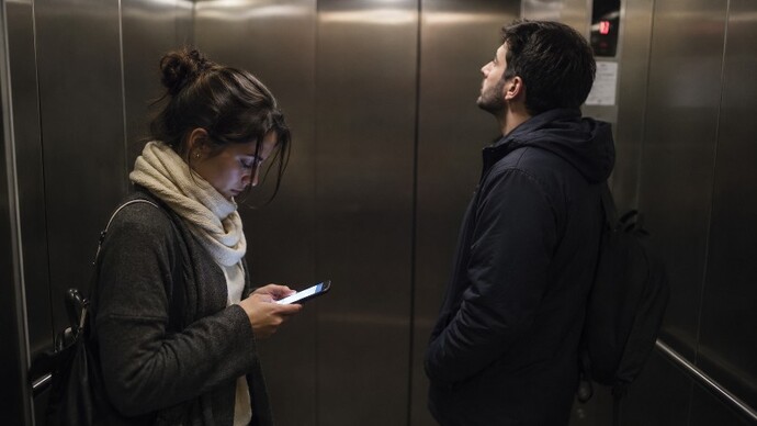 İnsanların başkasının telefon ekranına istemeden baktığında hemen gözünü çevirmesi size ne anlatır?