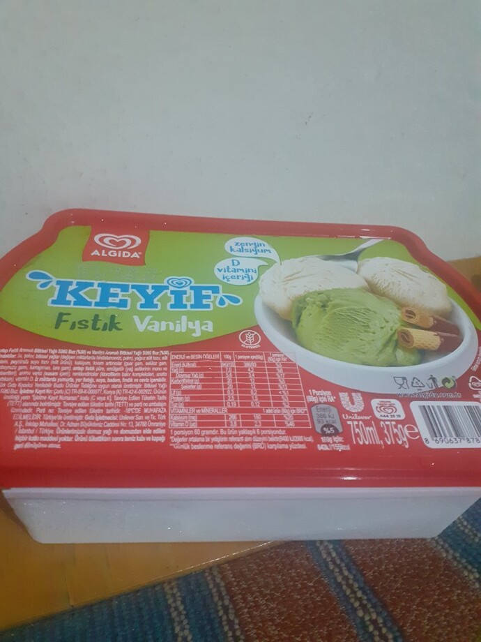 Kıs ailesi mutlu geceler. Dondurma yiyip sohbet eden var mı?