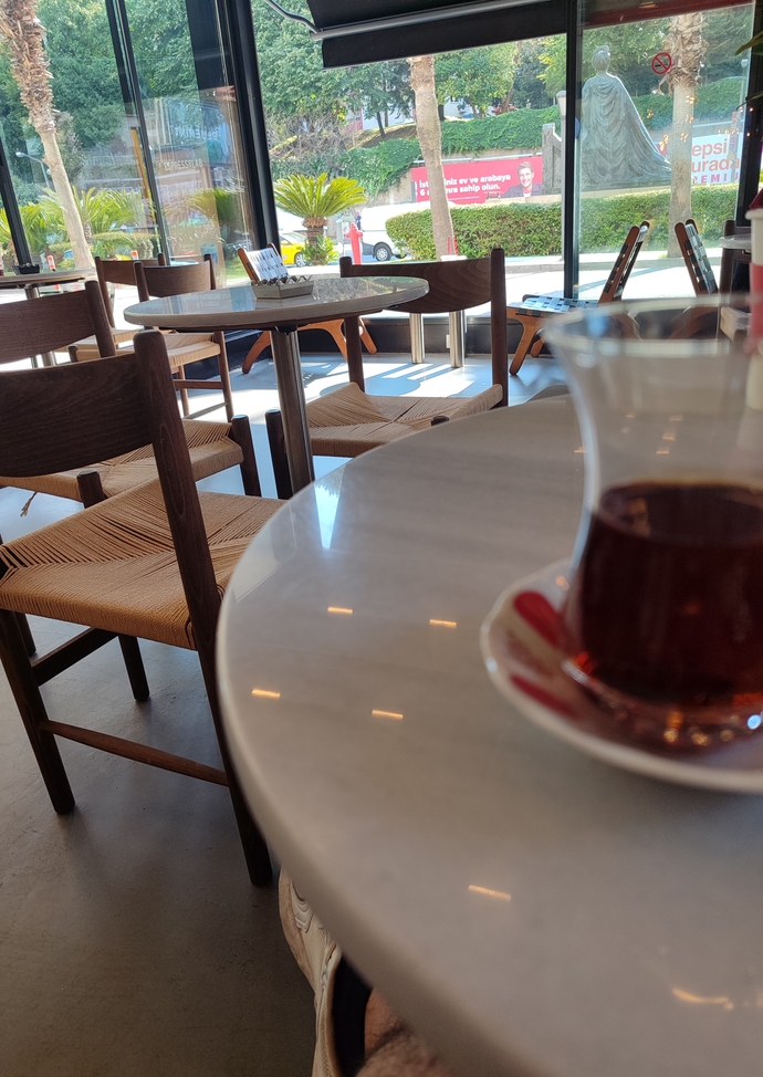Aldatmak mı daha büyük ihanet, yoksa sevmiyorken “seviyorum” demek mi?