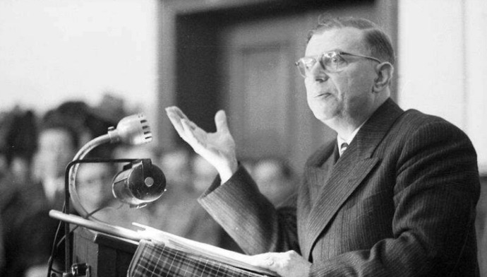 Sartre’ın “İnsan özgürlüğe mahkûmdur.” sözü sizce gerçekten özgürlüğü mü anlatıyor, yoksa seçim yapmak zorunda kalma ağırlığını mı?