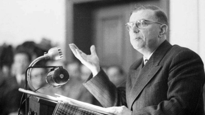 Sartre’ın “İnsan özgürlüğe mahkûmdur.” sözü sizce gerçekten özgürlüğü mü anlatıyor, yoksa seçim yapmak zorunda kalma ağırlığını mı?